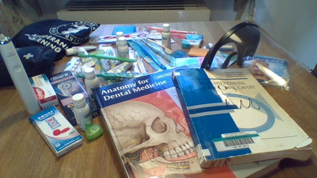 tandläkarsaker som ligger på ett bord.