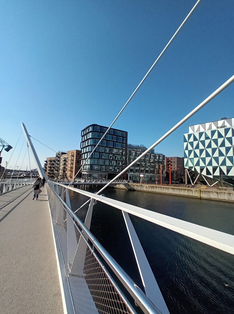 Den mångsidaga arkitekturen i Helsingborg som sedd från en vajrig bro.