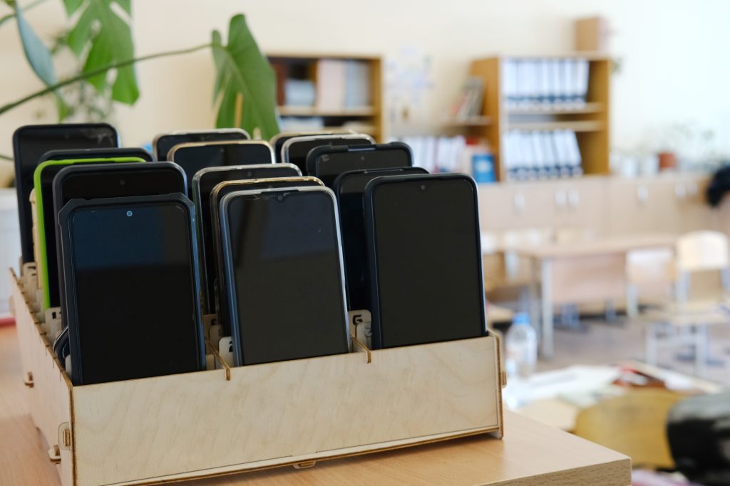 Nu får du inte längre ha mobil i skolan
