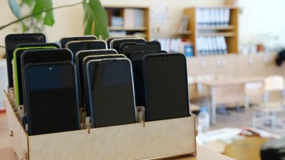 Nu får du inte längre ha mobil i skolan